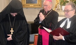 Ökumenischer Gottesdienst am 23. Oktober 2024 in der Wiener Hofburgkapelle vor der konstituierenden Sitzung des Nationalrats. Archimandrit Athanasius Buk, Bischof Alois Schwarz, Bischof Michael Chalupka (v.l.n.r.)