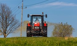 Traktor düngt mit Gülle ein Feld